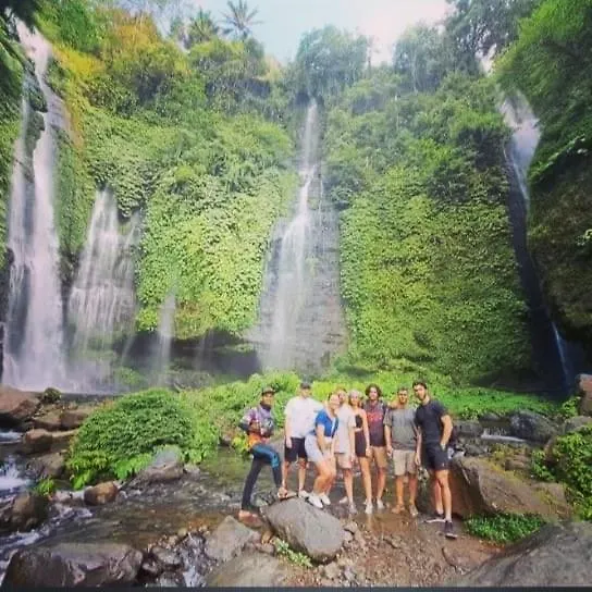 לינה וארוחת בוקר Singaraja Sekumpul Local House